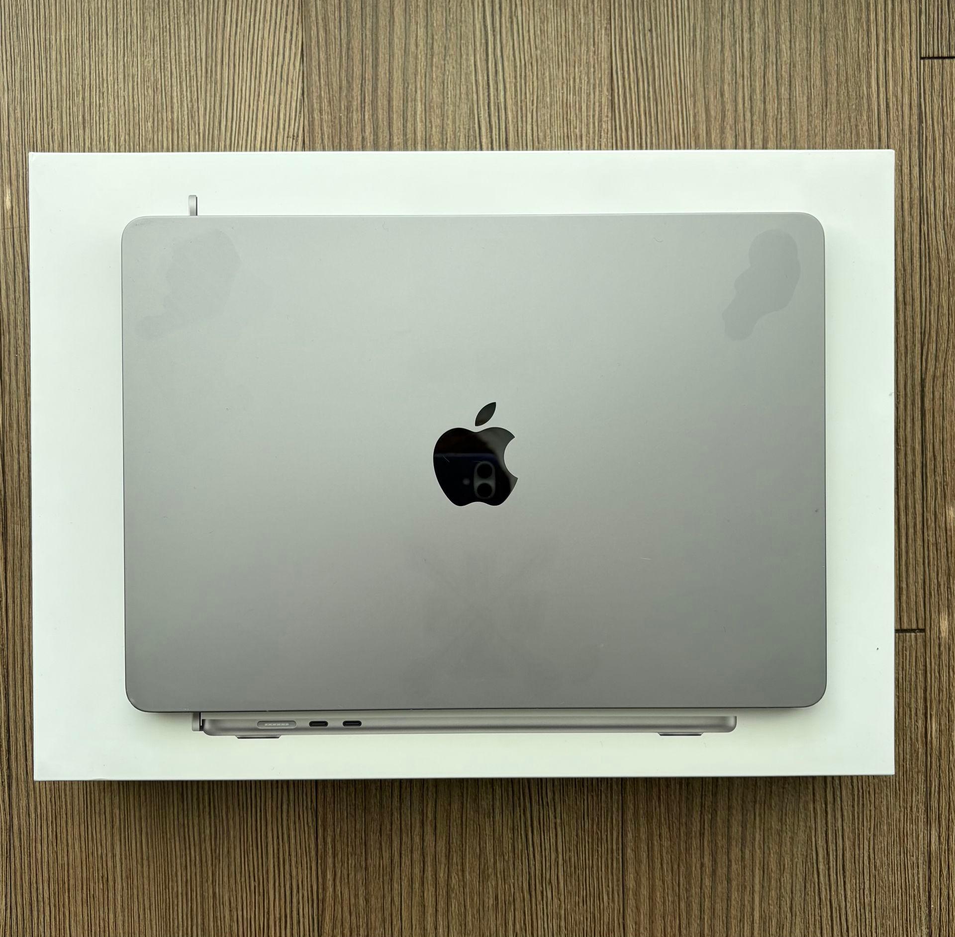 MacBook Air M2 (2022) – 8GB / 256GB – Excellent Condition