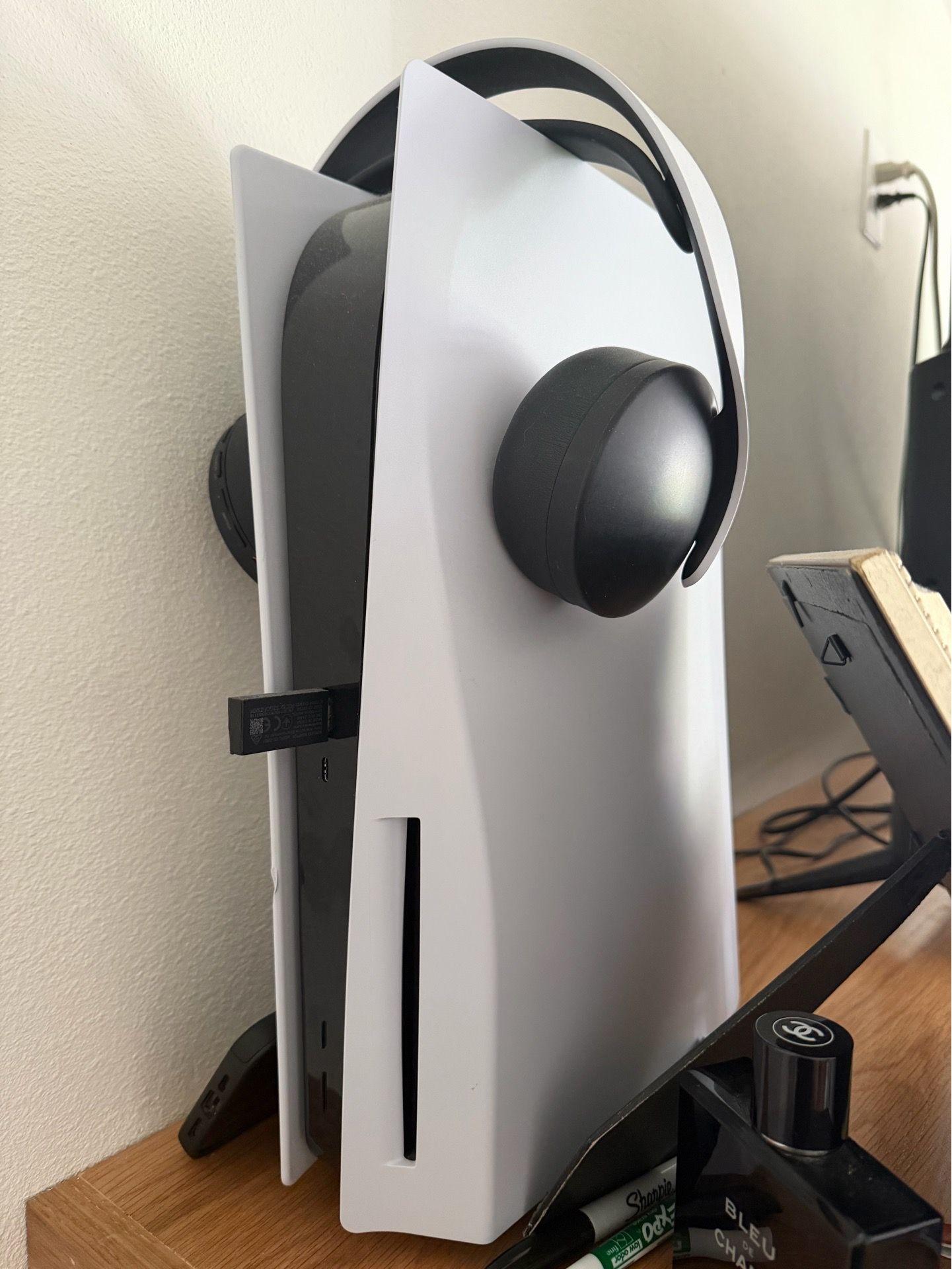 white blu ray Ps5 comes with 2 controllers and 2 games has a little dent on the mic usb and on the skirt